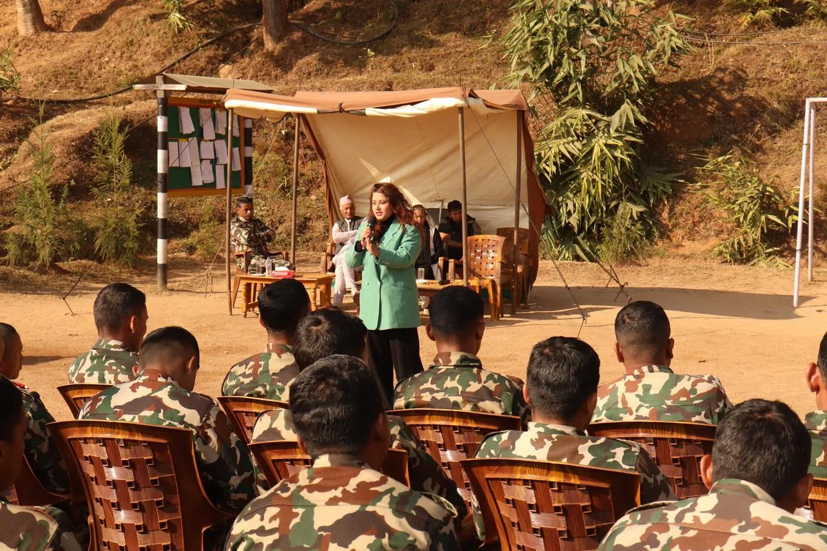 An outdoor training session for an army audience
